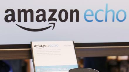 Ein Lautsprecher vom Typ "Echo" im Amazon Buchladen, in dem man neben Büchern auch Elektronikgeräte kaufen kann.