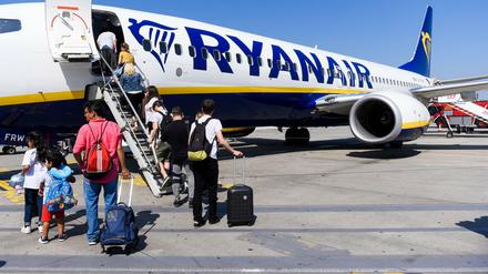 Mit dem Rollkoffer an Bord: Künftig gelten strengere Handgepäckregeln bei Ryanair.