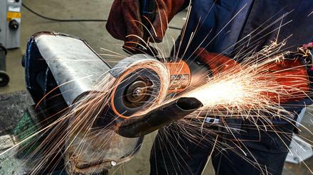 In der Metall- und Elektroindustrie fiel die Zahl der abgeschlossenen Ausbildungsverträge zuletzt um rund zehn Prozent.
