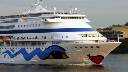 Kreuzfahrten - hier mit einem Aida-Schiff in Hamburg - liegen im Trend. Echte Schnäppchen-Reisen gibt es auf See allerdings selten.