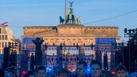 Aufbau. Am Brandenburger Tor bereitet man sich auf die Silvester-Party vor. An der Berliner Börse wurde schon gefeiert.