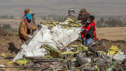 Rettungskräfte arbeiten an der Absturzstelle des Fluges 302 der Ethiopian Airlines vom Typ Boeing 737 Max 8 in der Nähe von Bishoftu, südlich von Addis Abeba. 