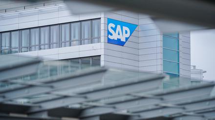  Ein Firmenlogo hängt an der Konzernzentrale des Softwarekonzerns SAP. Nur noch zwei deutsche Konzerne zählen einer Studie zufolge zu den 100 wertvollsten börsennotierten Unternehmen der Welt.