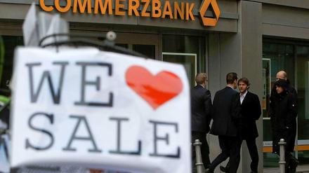 Die Commerzbank-Aktie hat eine Talfahrt hinter sich - und wäre derzeit günstig zu haben.
