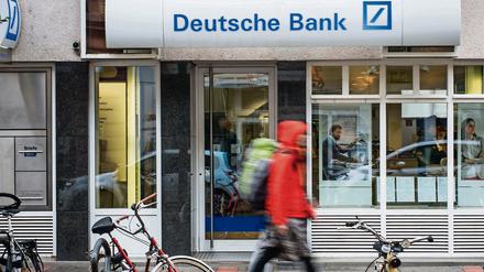 Die Deutsche Bank muss sparen - und schließt Filialen.
