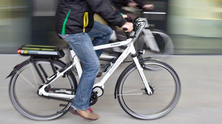 Unter Strom. Pedelecs machen gerade weniger fitten Menschen das Radfahren leichter - und schneller.