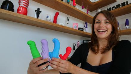 Eine junge Mitarbeiterin der Firma Amorelie präsentiert in Berlin Sexspielzeuge, die die Firma vertreibt.