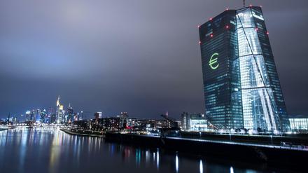 Ein Euro-Zeichen leuchtet auf der Fassade der Europäischen Zentralbank (EZB).