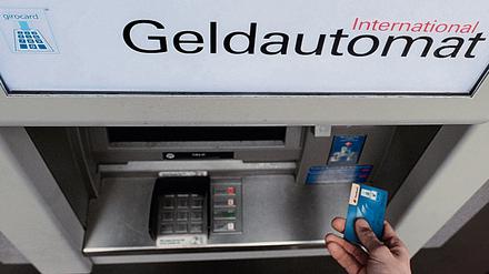 Wer am fremden Geldautomaten mit der Girokarte Geld abhebt, zahlt schnell drauf.