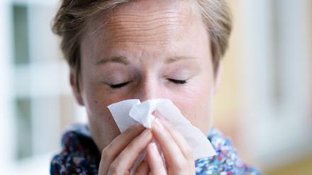 Erkältungszeit im Büro: Wer krank ist, sollte grundsätzlich zu Hause bleiben.