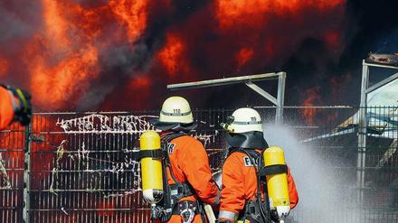 Schwerer Job. Feuerwehrleute werden regional unterschiedlich bezahlt. In Nordrhein-Westfalen können sie bis auf 5200 Euro brutto im Monat kommen. Foto: Benjamin Nolte/dpa