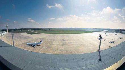 Noch leer. Im Mai sollen auf dem ehemaligen Flughafen Tempelhof E-Autos die Start- und Landebahnen füllen. 