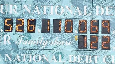 Die Zeit läuft. Diese Tafel in der Nähe des Times Square in New York zeigt den Schuldenstand der USA an. Den Parteien bleibt nur noch eine gute Woche für die Einigung. 