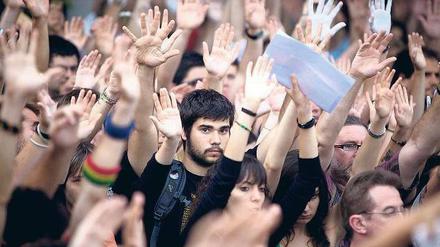 Hände zum Himmel. Junge Menschen protestieren in Barcelona gegen die Arbeitslosigkeit. In Spanien hat fast jeder zweite Jugendliche keinen Job. Foto: Polaris/laif