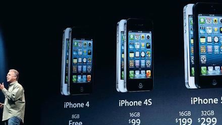 Einst und jetzt. Phil Schiller, Marketingmann der Firma Apple, präsentiert in San Francisco das neueste Modell des iPhone. Foto: dapd