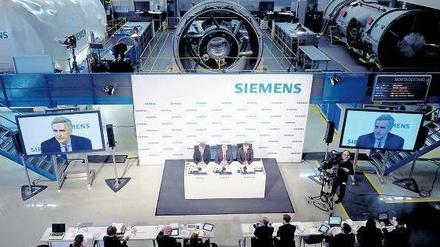 Bilanz in der Montagehalle. Siemens-Chef Peter Löscher präsentierte die Bilanz des Unternehmens am Donnerstag im Gasturbinenwerk in der Huttenstraße in Moabit. Die Arbeiter der Frühschicht hatten an dem Tag frei. Foto: dpa