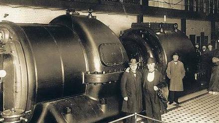 Jungen und Technik. Der Erfinder Thomas A. Edison und der Maschinenbauer und Unternehmer Emil Rathenau (links) waren seit 1883 Geschäftspartner. Hier stehen sie im Jahre 1911 in einer Berliner Maschinenhalle.
