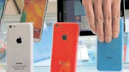 An den Farben hat’s wohl nicht gelegen, dass die Chinesen bislang lieber zu heimischen Geräten gegriffen haben als zu Apple-Smartphones. Foto: Reuters