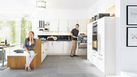 Küchen sind heute oft Teil des Wohnzimmers, damit wird auch die Ausstattung hochwertiger - die Möbelindustrie profitiert von diesem Trend. 
