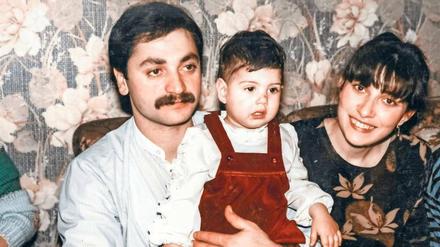 Aus Liebe. Um mit seiner Frau Hayriye (r.) zusammen zu sein, zog Adnan Gündogdu (l.) 1982 nach Berlin. Hier hält er ein Jahr später seine Nichte im Arm. 