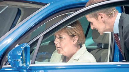 Merkel und Manager. Die Kanzlerin verhandelt mit Autobossen wie VW-Chef Herbert Diess (r.) über ein Diesel-Paket. 