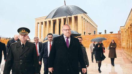 Pflichtbesuch. Der deutsche Minister würdigte Staatsgründer Mustafa Kemal Atatürk mit einem Besuch des Mausoleums. 