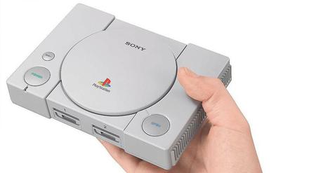 Die Playstation ist zurück: Allerdings nur etwa halb so groß wie das Original. 