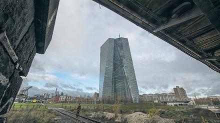 Frage der Perspektive. Was lastet auf der EZB? Im Bild sieht man die Zentrale, fotografiert unter einer Eisenbahnbrücke. 