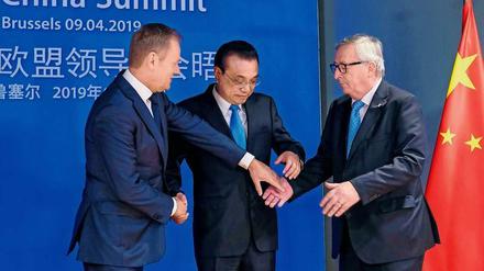 Schwieriger Dreifach-Handschlag: EU-Ratspräsident Tusk, Chinas Regierungschef Li Keqiang und EU-Kommissionschef Juncker.