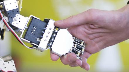 Kollege Roboter: Die Arbeitswelt ändert sich rasant durch die Automatisierung. Wie Arbeitnehmer gefördert und geschützt werden können, analysiert die Denkfabrik im Arbeitsministerium. 
