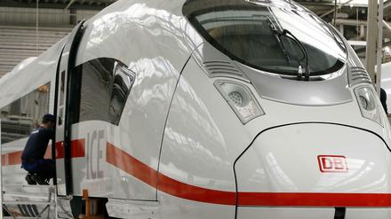 Der Elektrokonzern Siemens hat mit zwei Jahren Verspätung die Zulassung für die neuen ICE-Züge für die Deutsche Bahn bekommen.