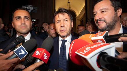 Schulden machen. Der stellvertretende Ministerpräsident und Arbeits- und Industrieminister Luigi Di Maio (von links), der italienische Premierminister Giuseppe Conte und der stellvertretende italienische Ministerpräsident und Innenminister Matteo Salvini feiern die Haushaltspläne.