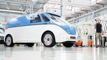 Der Elektrobus ID.Buzz soll als eines der ersten Konzernfahrzeuge ab 2025 auch autonom fahren können.