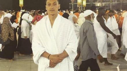 Vor der Kaaba in Mekka ließ sich Fußball-Nationalspieler in weißem Gewand fotografieren. 