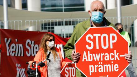 Vor dem Kanzleramt protestieren Umweltschützer gegen die Kaufprämie.