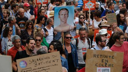 Demonstranten protestieren gegen die Reformpolitik von Frankreichs Präsident Macron. 