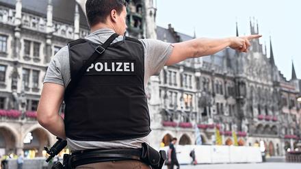 Hier ist es sicher: Ein Polizist auf dem Marienplatz in München. 