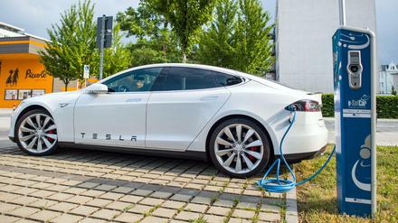 Nummer eins. Tesla hängt die deutschen Marken ab und ist aktuell der beliebteste Elektro-Dienstwagen. 