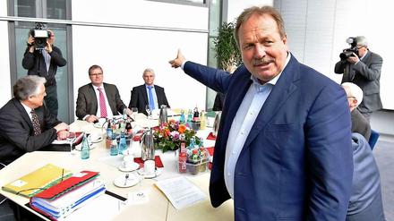 Das sitzt der ... Verhandlungspartner. Zum Auftakt der Gespräche in Potsdam gibt Verdi-Chef Bsirske die Richtung vor. Sein Gesprächspartner war unter anderem SPD-Mann Bullerjahn (3. v. r.).