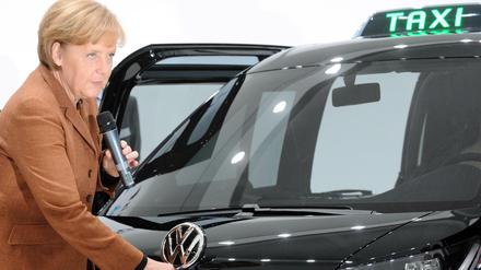 Bundeskanzlerin Angela Merkel (CDU) lädt auf der Hannover Messe in Hannover das Volkswagen Milano Taxi - eine Studie. (Archiv aus dem April 2010).