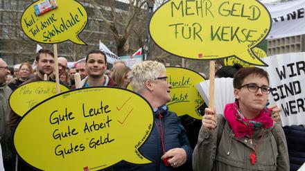 Etwa 750 Bangangestellte gingen heute in Berlin auf die Straße, um für höhere Löhne zu streiken.