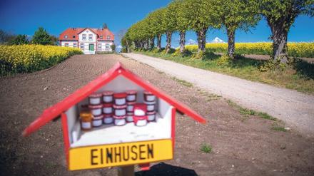 Ein Selbstbedienungsstand vor dem Ferienhaus „Einhusen“ auf der Ostseeinsel Poel. Mecklenburg-Vorpommern beendete noch vor Pfingsten das mehrwöchige Einreiseverbot für auswärtige Touristen. 