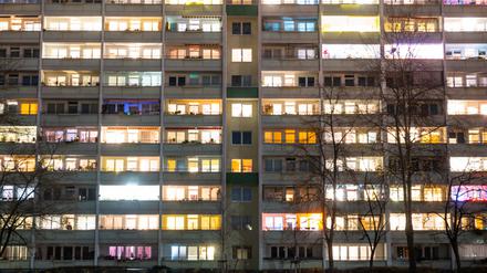 Berlin: In einem Hochhaus in Lichtenberg sind einige Fenster beleuchtet. 
