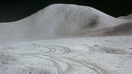 Track Record: Auf dem Mond ist es zwar staubig, aber es staubt - außer wenn etwas einschlägt oder jemand mit dem Auto vorbeifährt - eher selten. Diese Spuren am Hadley-Krater, vor 50 Jahren entstanden, dürften dort heute noch immer sichtbar sein.