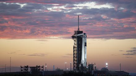 HANDOUT - 27.10.2021, USA, Cape Canaveral: Auf diesem von der NASA veröffentlichten Foto steht eine SpaceX Falcon 9-Rakete mit dem Crew Raumschiff Dragon bei Sonnenuntergang aufrecht auf der Startrampe am Launch Complex 39A, während die Vorbereitungen für die Crew-3-Mission im Kennedy Space Center in Cape Canaveral fortgesetzt werden. Erstmals seit drei Jahren soll mit Matthias Maurer am Montag (21.51 Uhr Ortszeit, 3.51 Uhr MEZ am Dienstag) wieder ein deutscher Astronaut ins All fliegen. Foto: Joel Kowsky/NASA/AP/dpa - ACHTUNG: Nur zur redaktionellen Verwendung und nur mit vollständiger Nennung des vorstehenden Credits +++ dpa-Bildfunk +++