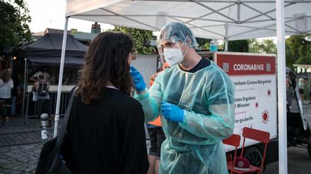 Eine Frau wird in Berlin auf das Coronvirus getestet.