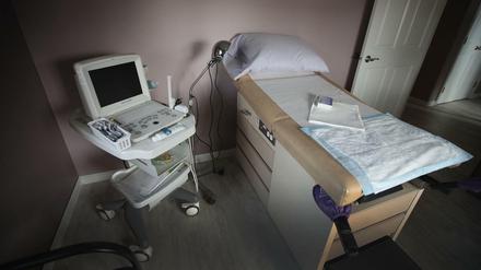 Untersuchungsraum mit Liege und Ultraschallgerät in einer amerikanischen Familienplanungsklinik, wo auch Abtreibungen vorgenommen werden (Whole Woman's Health, South Bend, Indiana, Aufnahme vom Juni 2019). 