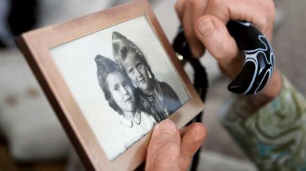 Erinnerung. Eine Seniorin hält im Altenwohnheim Margaretenhöhe in Bergisch Gladbach ein Bild aus ihrer Jugendzeit in der Hand.