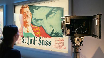 In einer Ausstellung hängt ein Filmplakat mit der Aufschrift "Le Juif Suss".