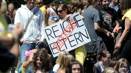2009 protestieren Studierende in Berlin gegen Defizite in der Studienfinanzierung - mit einem Plakat, auf dem "Reiche Eltern - Ausverkauft" steht.